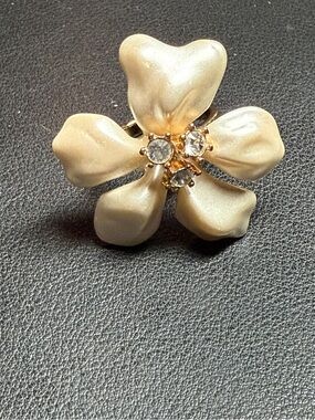 90s KJL Kenneth Jay Lane Ivory 3D Faux Pearl Flower Cocktail Ring Size 8.5